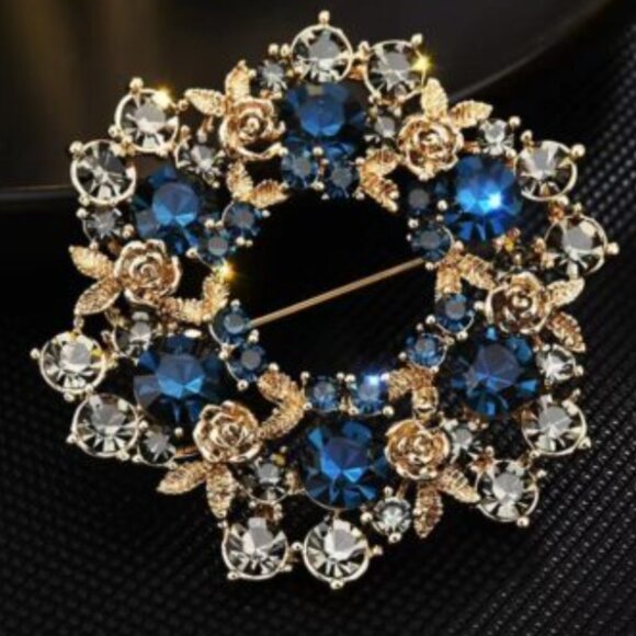 🌺 🌺 🌺 Gorgeous Garland Wreath Brooch in Gold and Blue with Roses - Picture 2 of 3